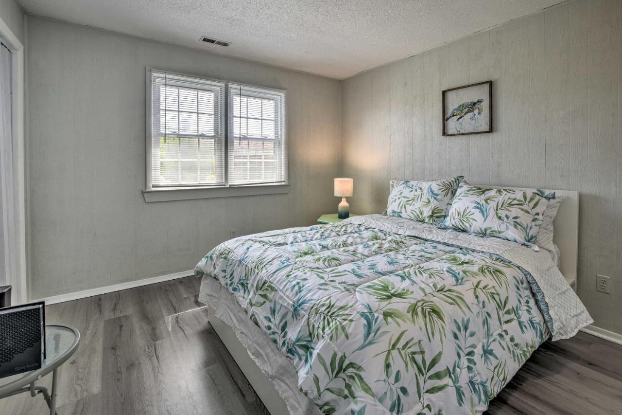 Oak Island Beach Abode With Deck Walk To Shore! Εξωτερικό φωτογραφία