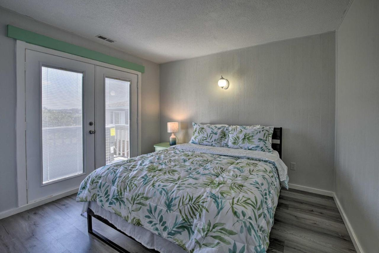 Oak Island Beach Abode With Deck Walk To Shore! Εξωτερικό φωτογραφία