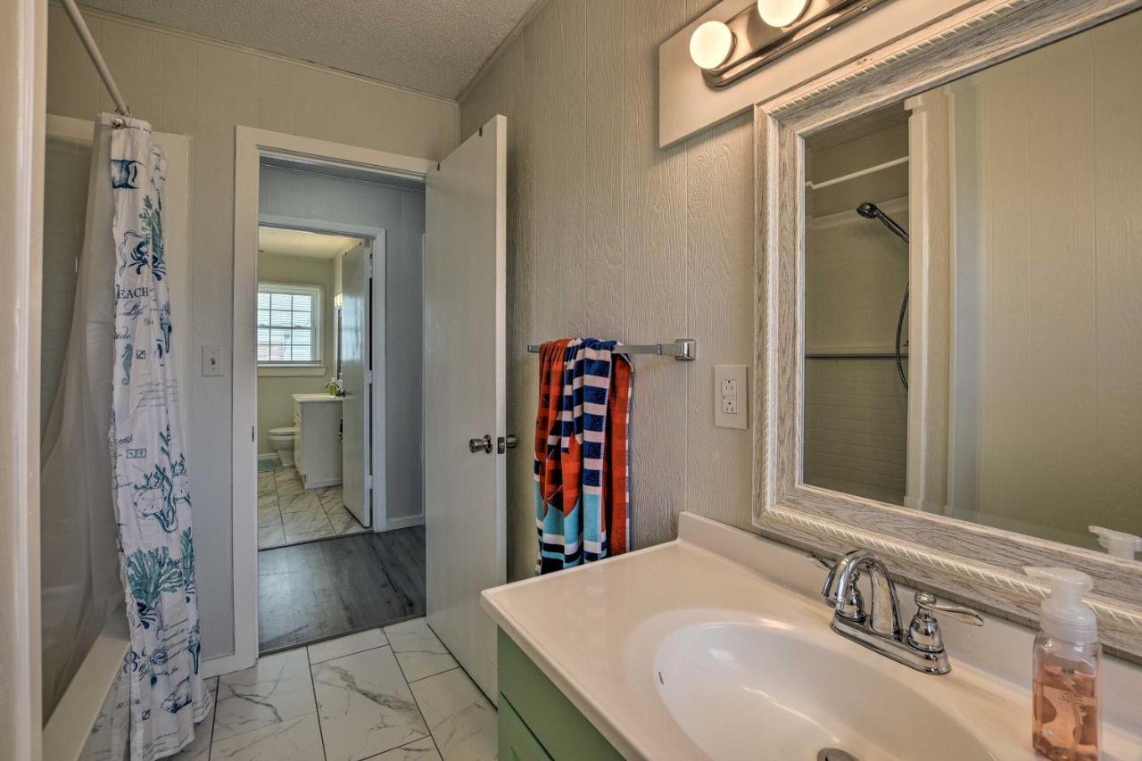 Oak Island Beach Abode With Deck Walk To Shore! Εξωτερικό φωτογραφία