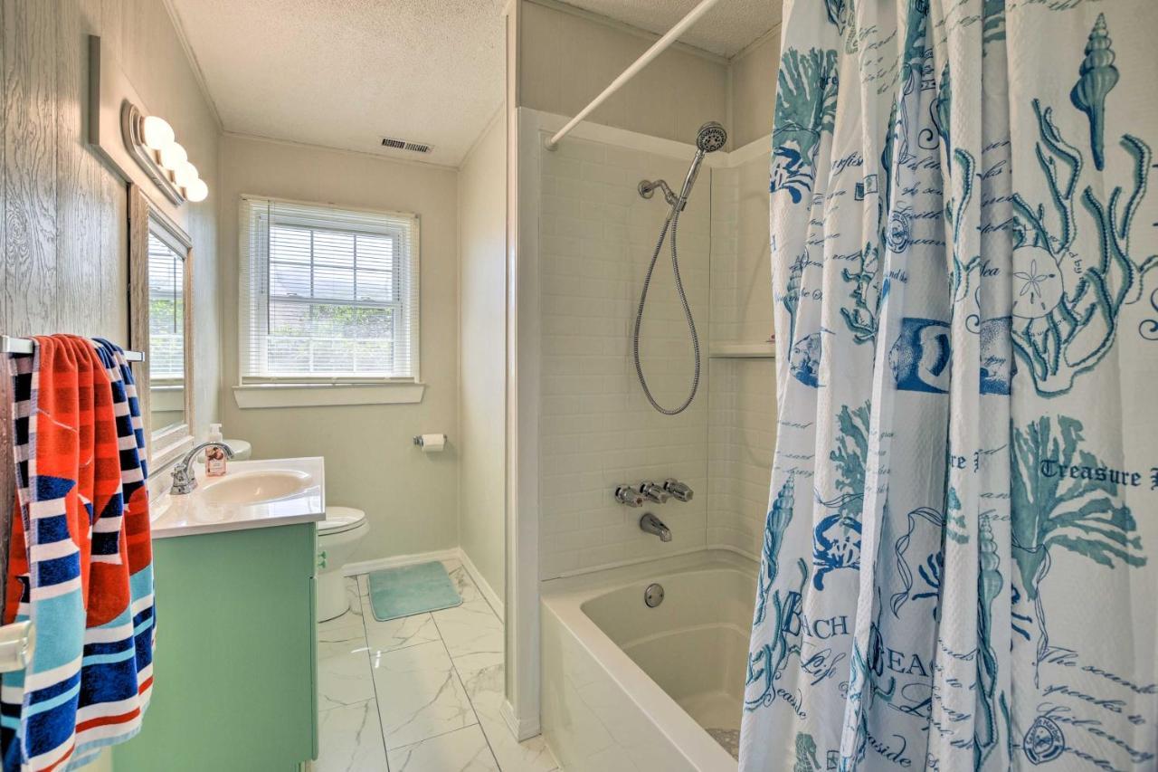 Oak Island Beach Abode With Deck Walk To Shore! Εξωτερικό φωτογραφία