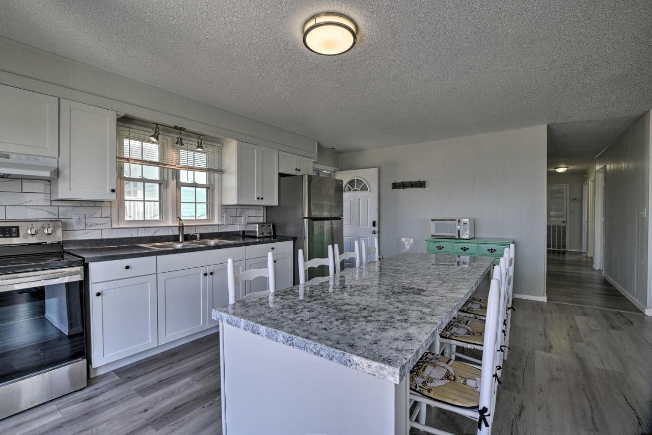 Oak Island Beach Abode With Deck Walk To Shore! Εξωτερικό φωτογραφία